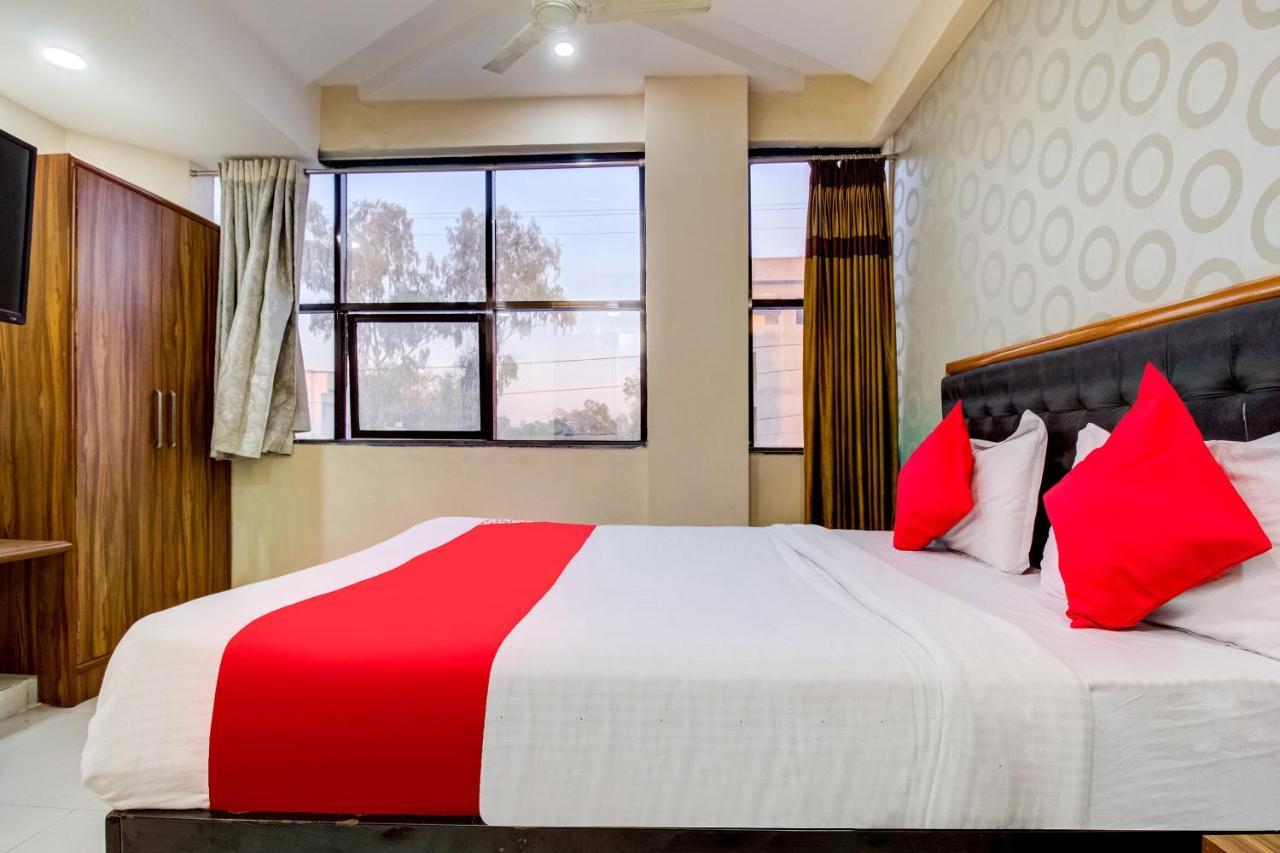 Oyo 81625 Hotel Radhika Manmad Dış mekan fotoğraf