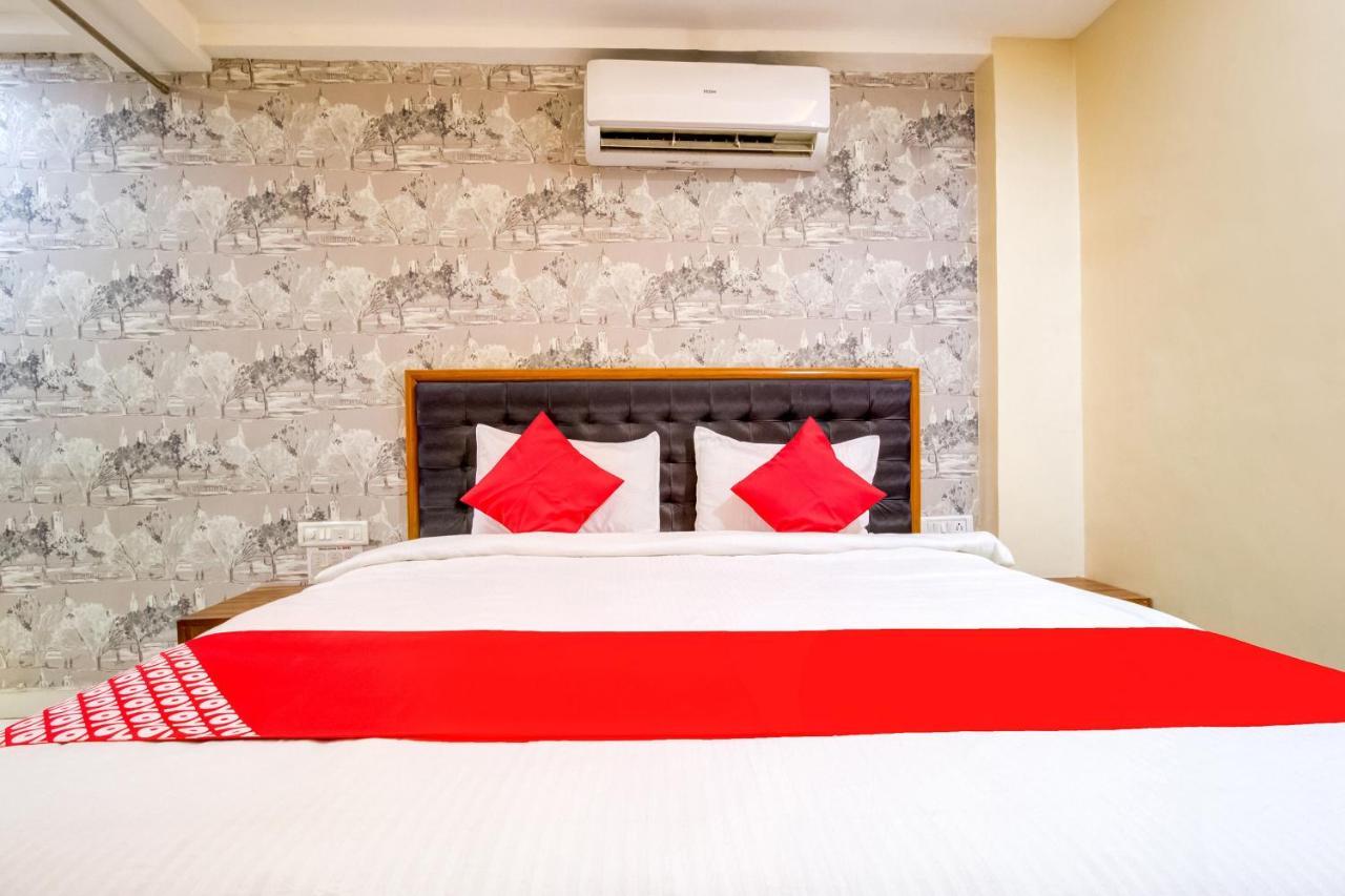 Oyo 81625 Hotel Radhika Manmad Dış mekan fotoğraf